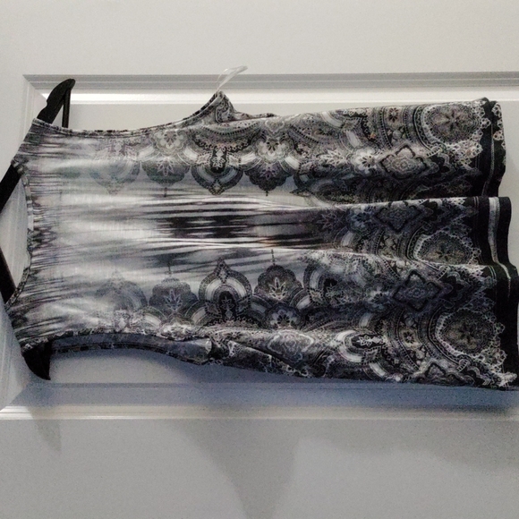 Black and White Tank Top - Picture 3 of 3